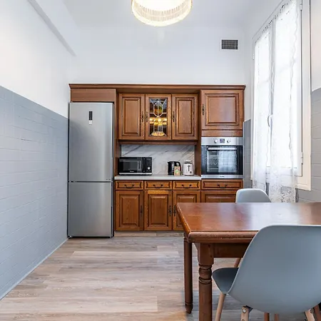 Large 2 Bdr & Garage