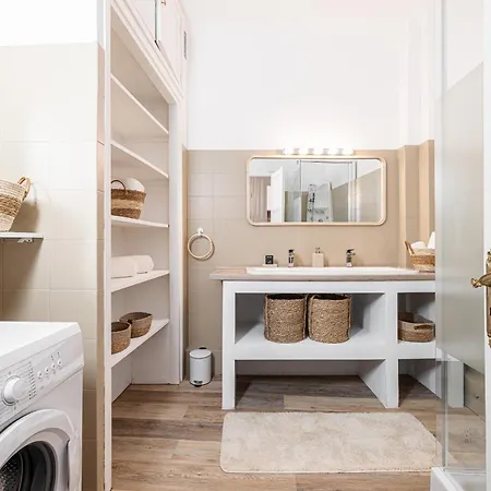 Large 2 Bdr & Garage *